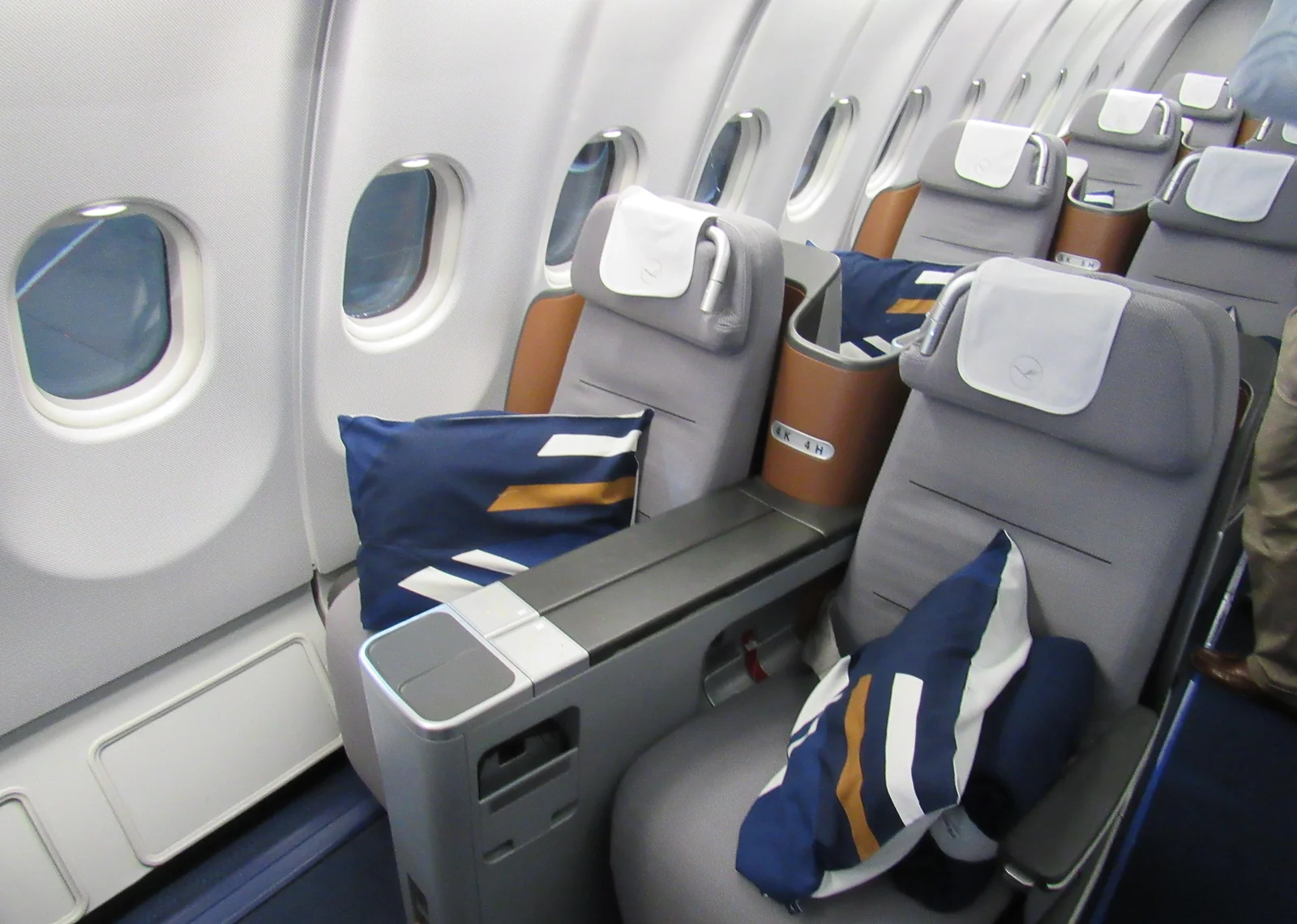 Кресло бизнес-класса у окна, Airbus A340 Lufthansa