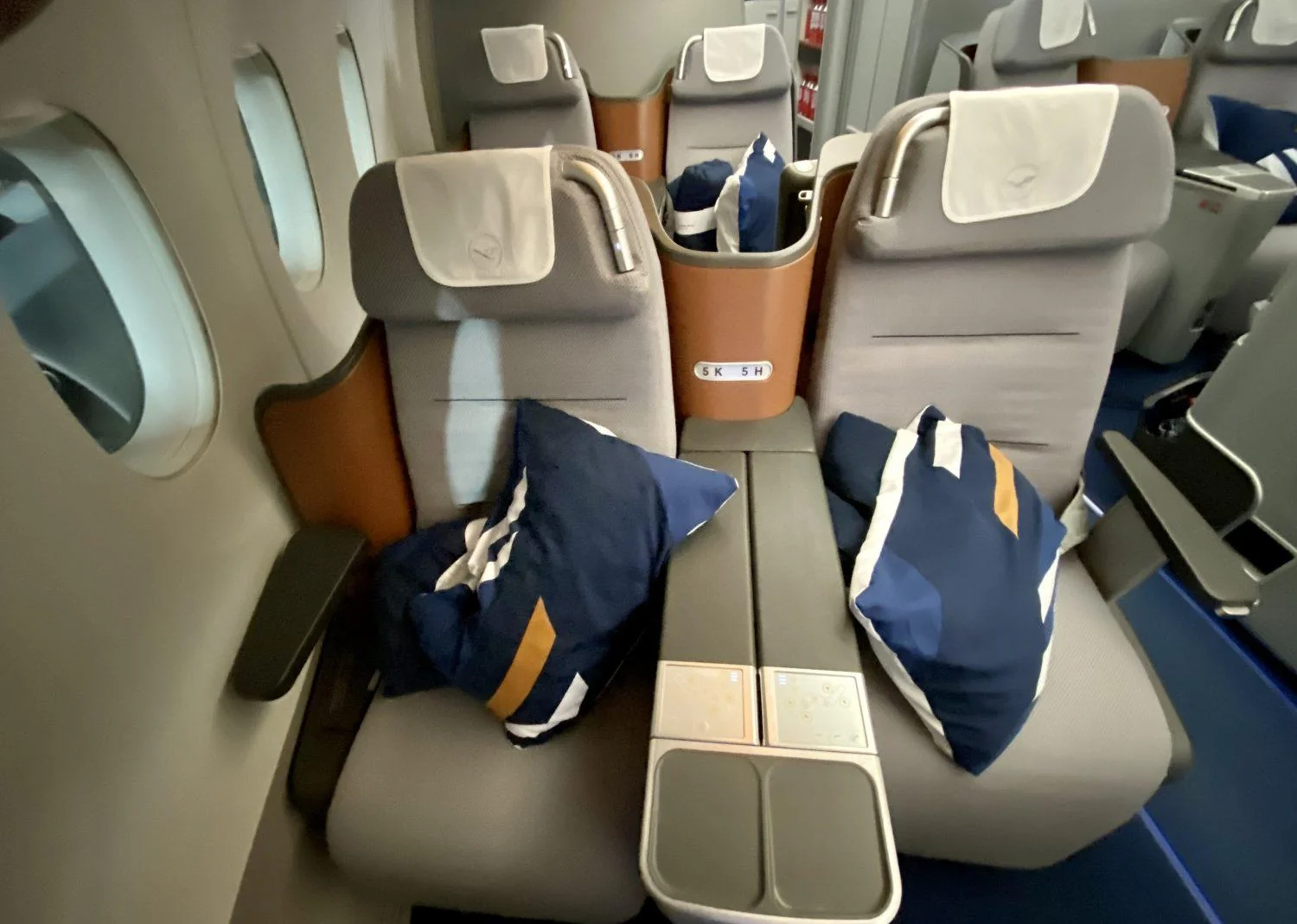 Кресло бизнес-класса у иллюминатора, A350-900