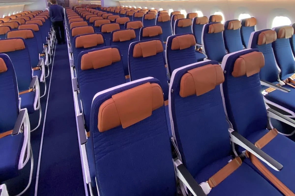Эконом-класс Airbus A350 Аэрофлот: ряды 3-3-3 с синими креслами