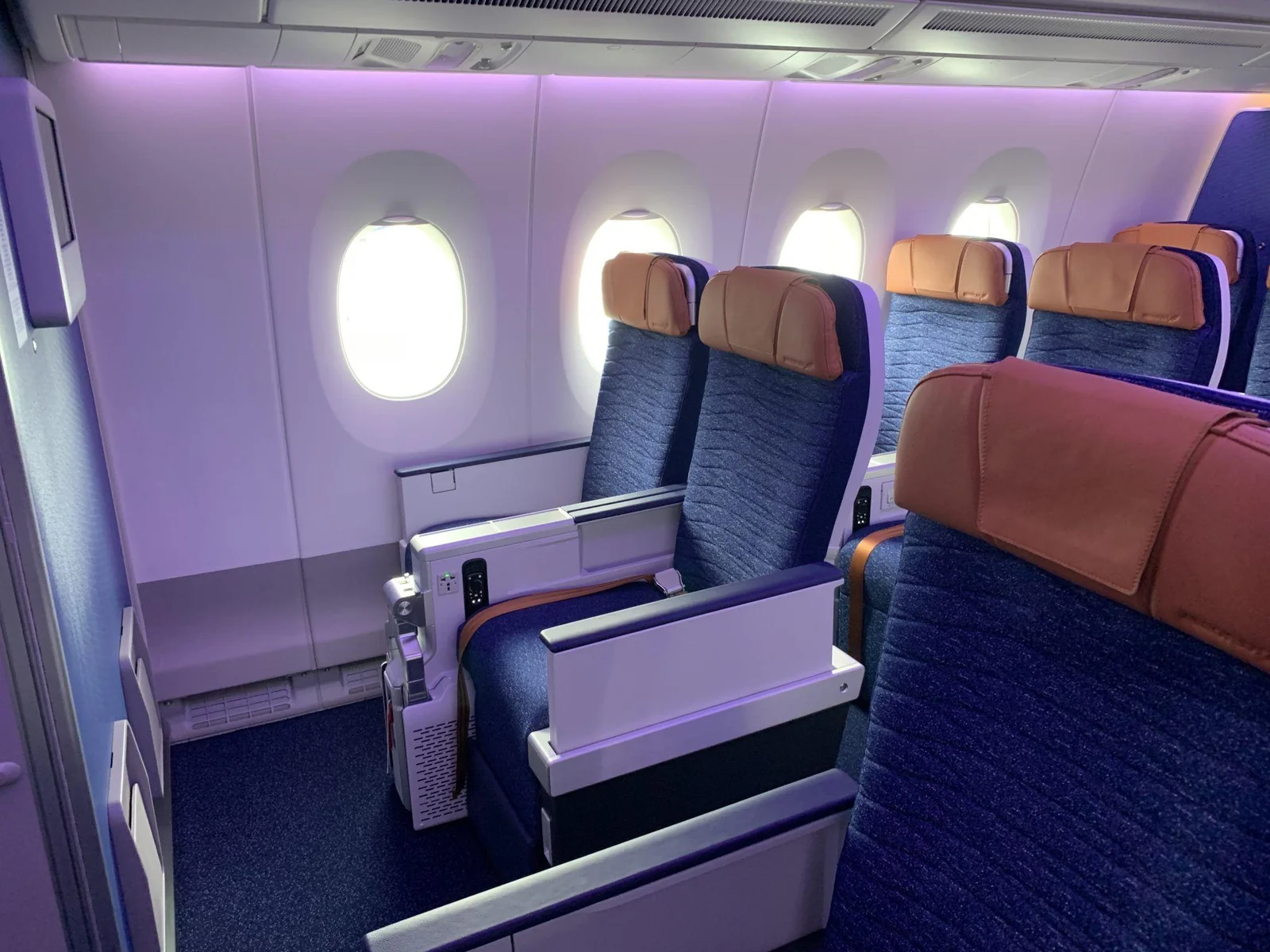 Комфорт-класс Airbus A350 Аэрофлот: широкие кресла 2-4-2 у окна