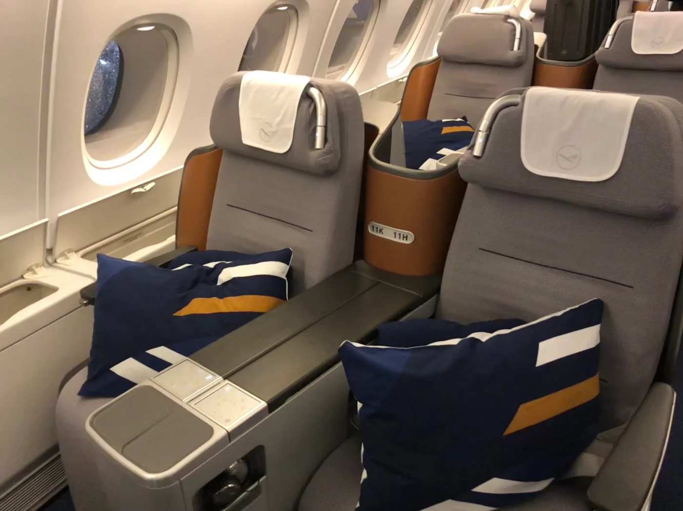 Места 11K и 11H бизнес-класса A380 Lufthansa разложены в кровать