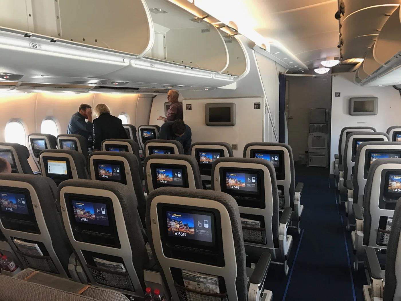 Ряды эконома A380 Lufthansa с номерами мест 54G и 55H