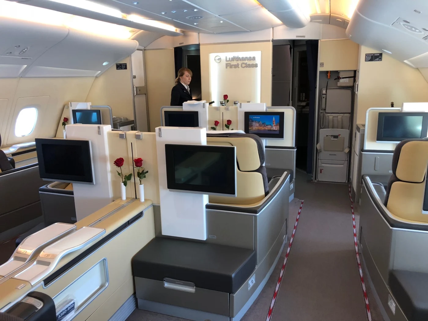 Вход в салон первого класса Airbus A380-800 Lufthansa