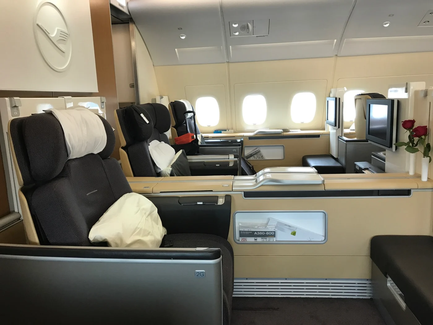 Кабина первого класса A380 Lufthansa с креслом и монитором