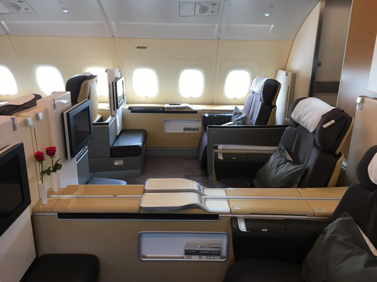 Кабины первого класса Airbus A380 Lufthansa у иллюминаторов