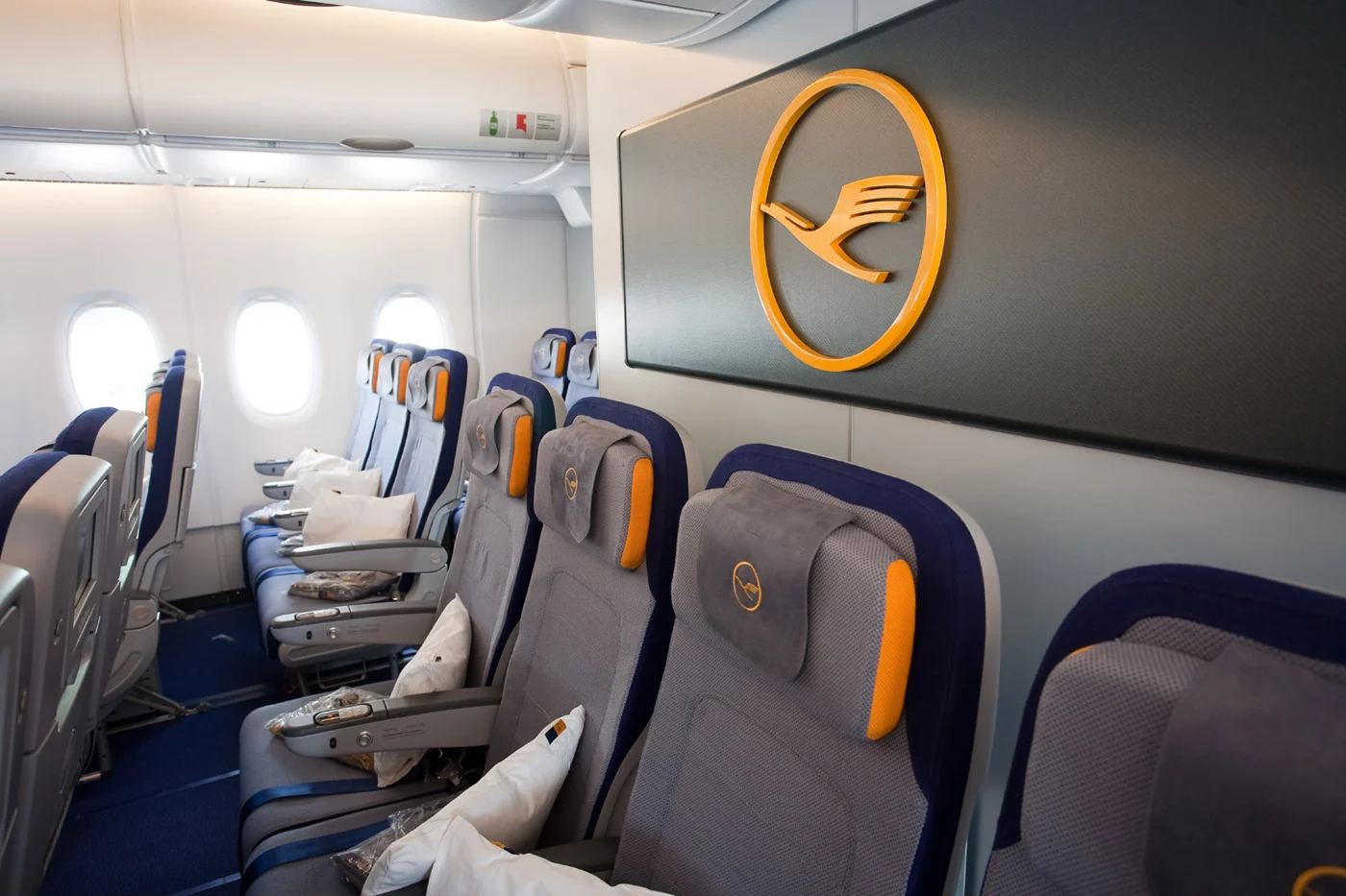 Премиум-эконом A380 Lufthansa: синие кресла с оранжевой отделкой