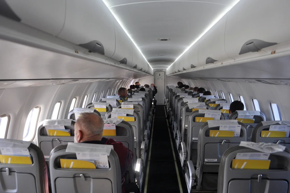 Салон ATR 72 ЮТэйр с пассажирами в полёте