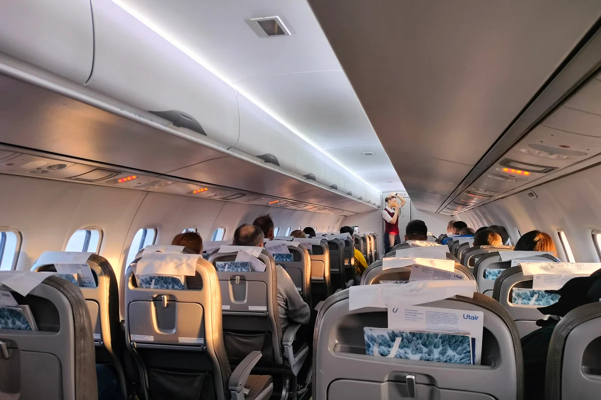 Занятые ряды ATR 72 ЮТэйр, вид от хвоста к кабине