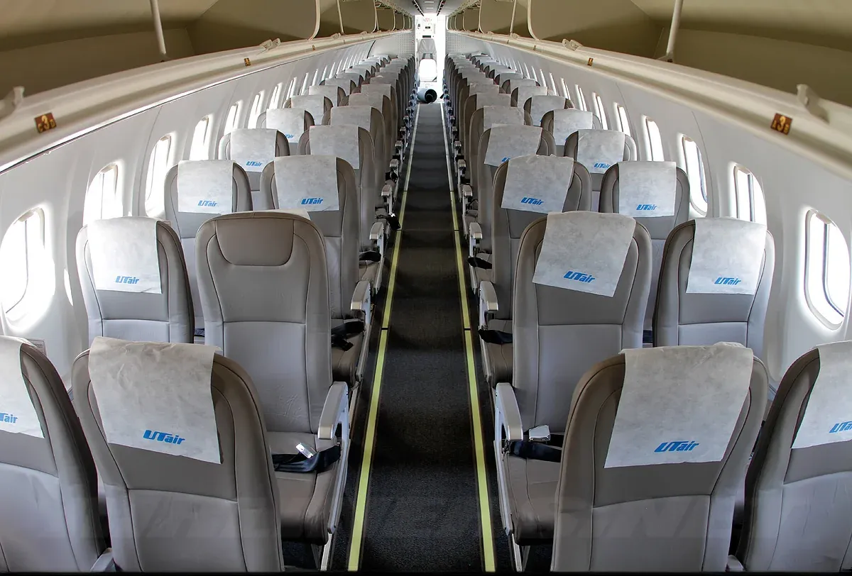 Салон ATR 72 ЮТэйр: серые кресла по два с каждой стороны узкого прохода