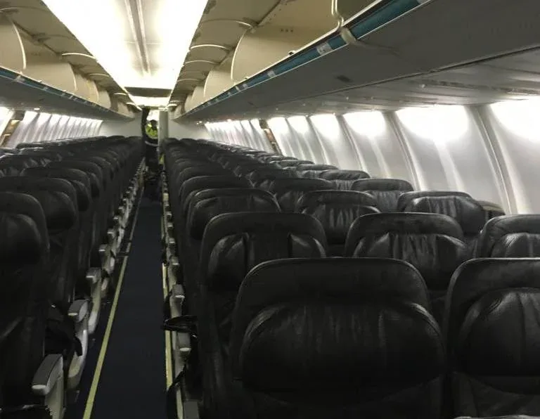 Салон Boeing 737-700 «Якутии»: ряды тёмных кожаных кресел, посадка три на три