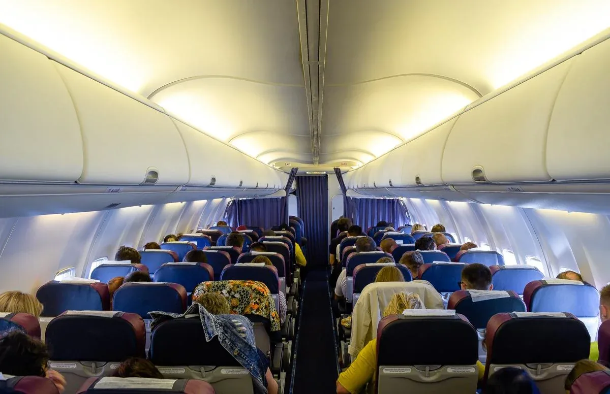 Заполненный салон Boeing 737-700 «Якутии» в рейсе, видна перегородка