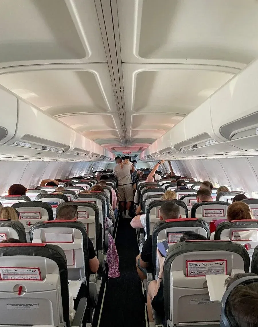 Единственный проход в салоне 737-800 AZUR air во время посадки