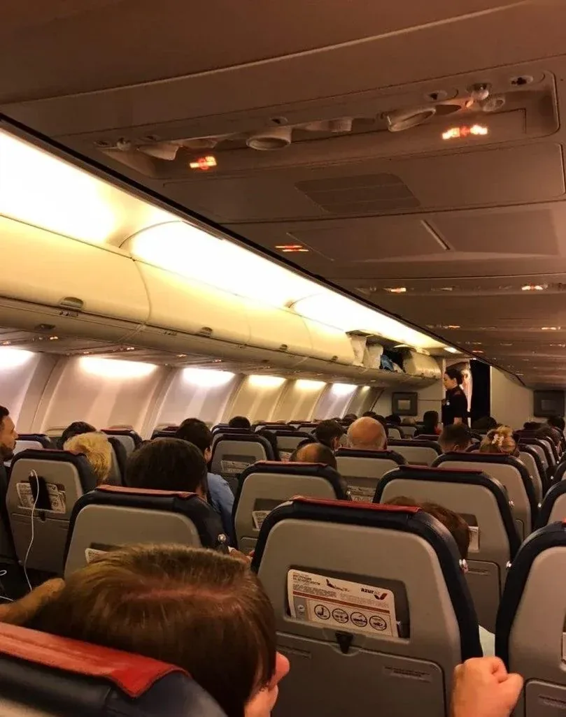 Багажные полки и ряды эконом-класса Boeing 737-800 AZUR air