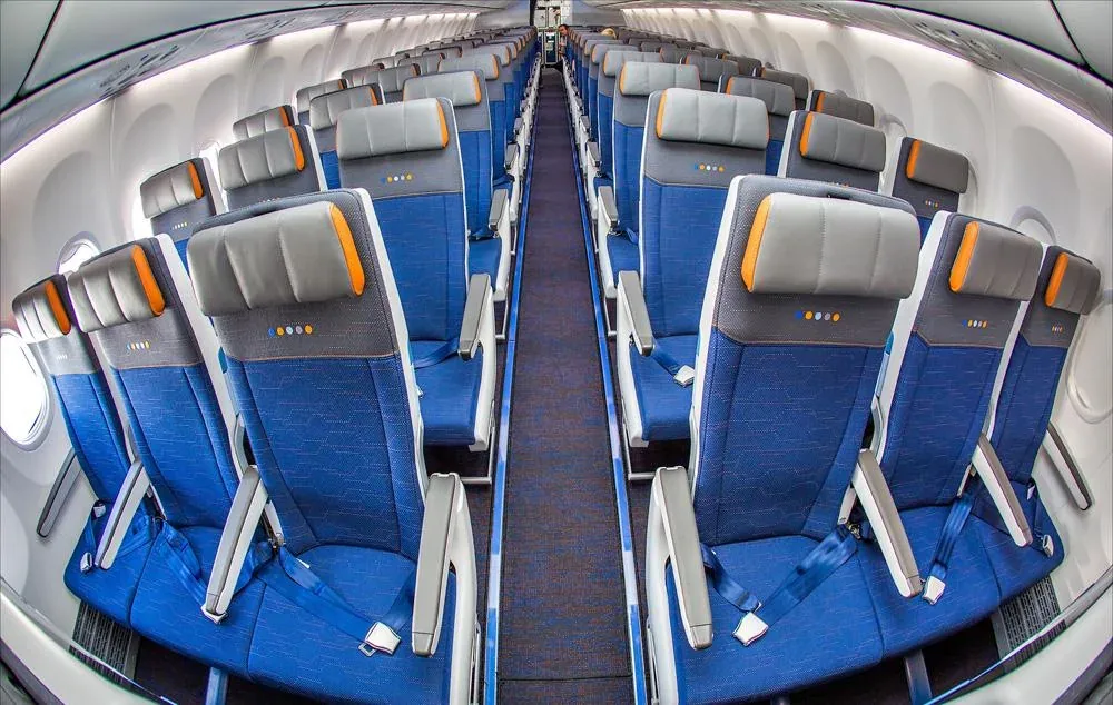 Салон эконом-класса Boeing 737-800 flydubai после обновления: синие кресла 3-3, один проход