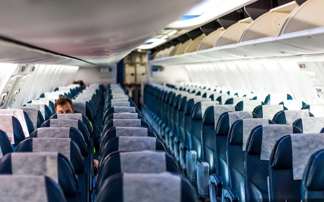 Салон эконом-класса Boeing 737 «Россия» вдоль прохода