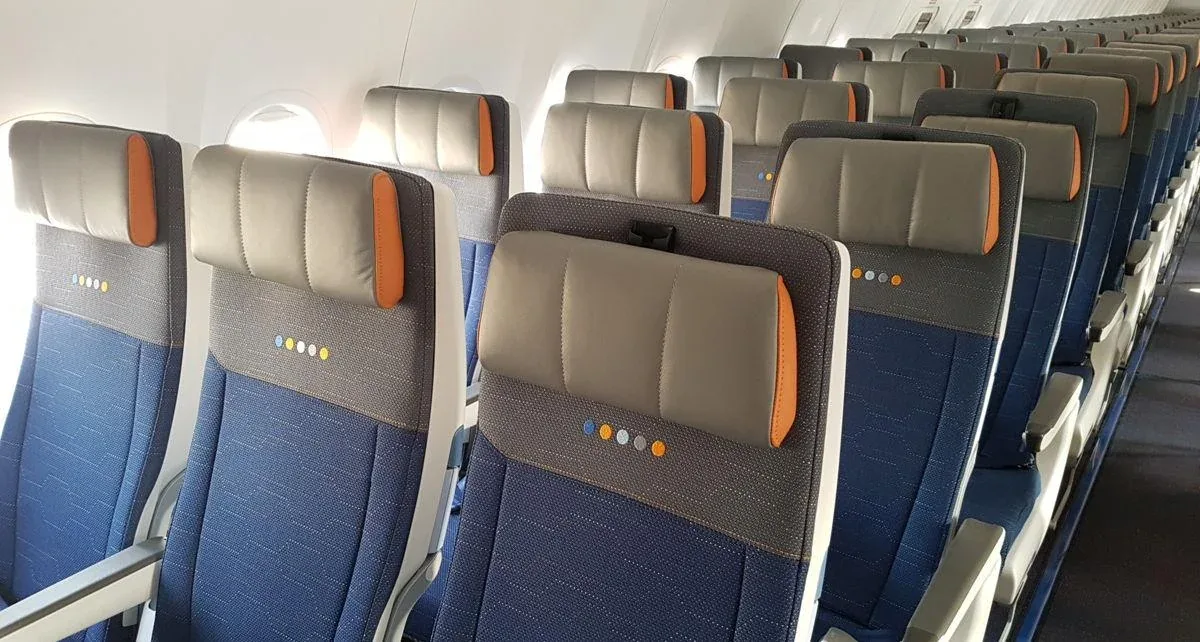 Эконом-класс Boeing 737 MAX 8 flydubai: синие кресла 3-3 с оранжевыми подголовниками