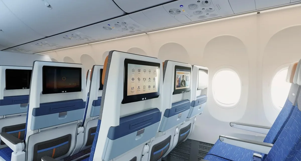 Ряд эконома Boeing 737 MAX 8 flydubai с экранами в спинках кресел