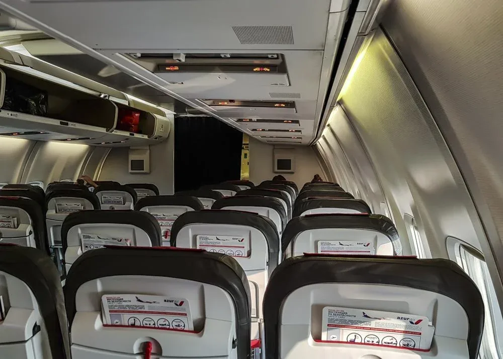 Эконом-класс Boeing 757-200 AZUR air: ряды 3-3 с красными подголовниками