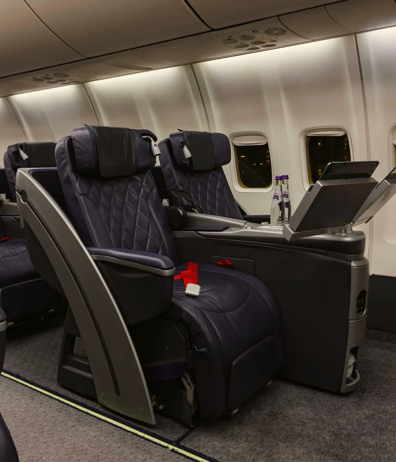 Кресло салона Lujo Black Jet Boeing 757-200 AZUR air с кожаной прошивкой