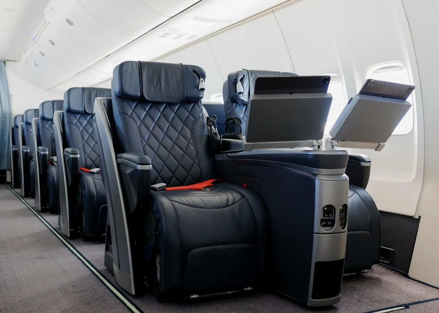 Ряды Lujo Black Jet 757-200 AZUR air: два кресла с каждой стороны прохода