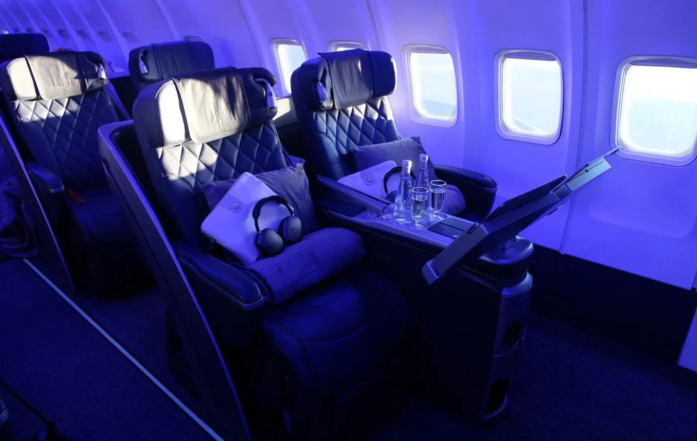 Ночная подсветка в салоне Lujo Black Jet 757-200 AZUR air