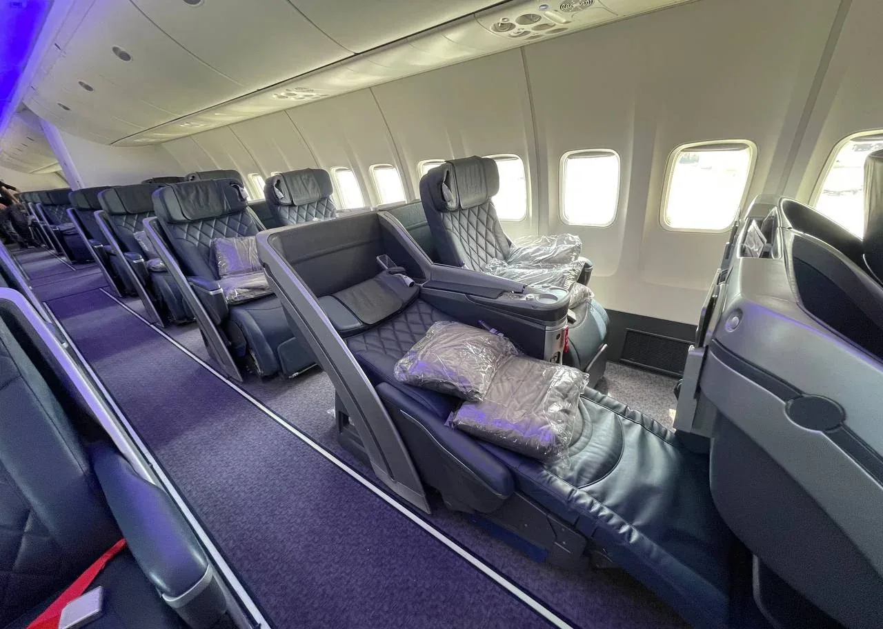 Проход между рядами Lujo Black Jet 757-200 AZUR air