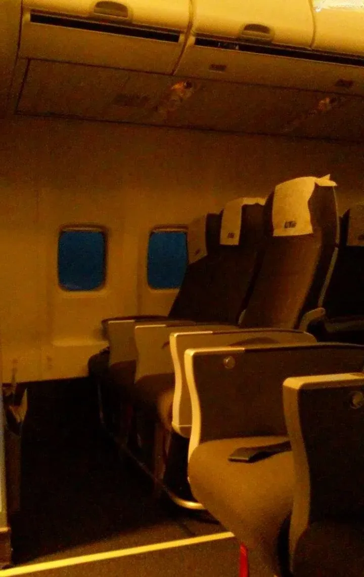 Boeing 767-200 ЮТэйр: кресла у иллюминаторов и багажные полки над ними
