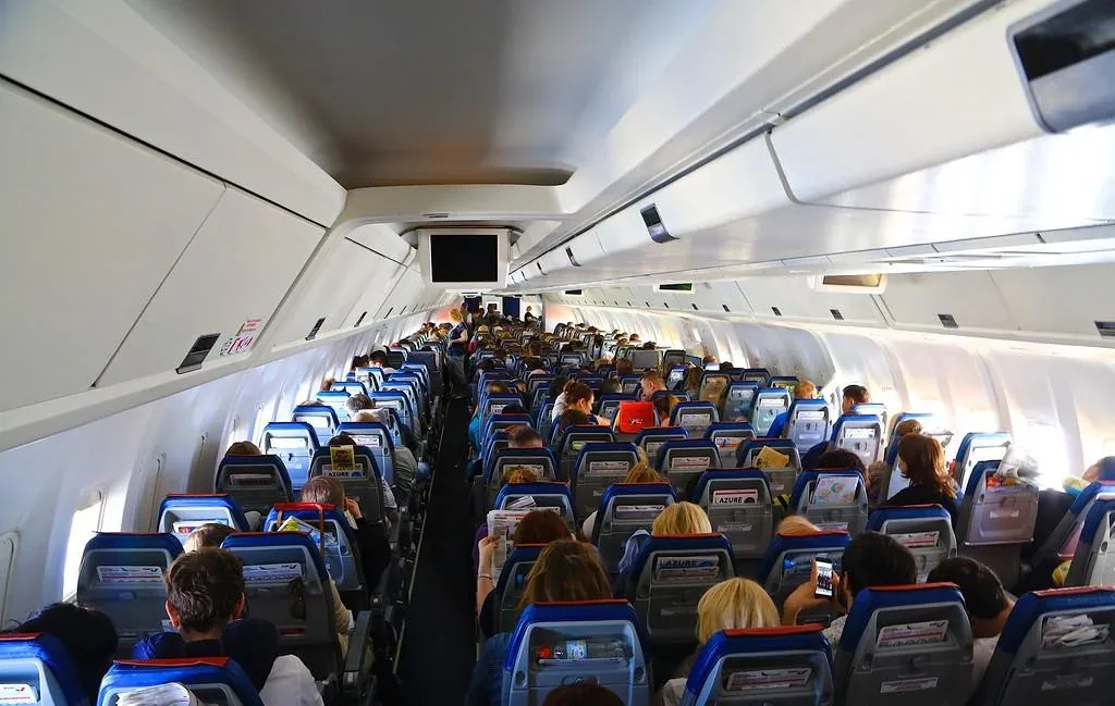 Салон Boeing 767-300 AZUR air во всю длину: посадка 2-4-2 с пассажирами