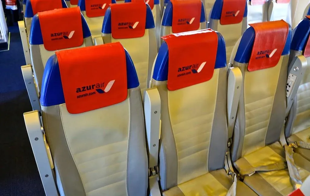 Кресла эконом-класса 767-300 AZUR air с оранжевыми подголовниками