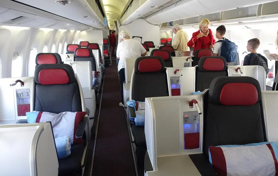 Проход бизнес-класса 767-300ER Austrian: места у окна и пары в центре