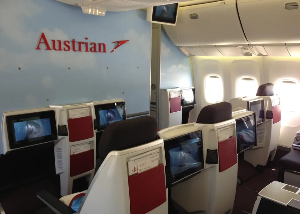 Бизнес-класс 767-300ER у переборки с надписью Austrian
