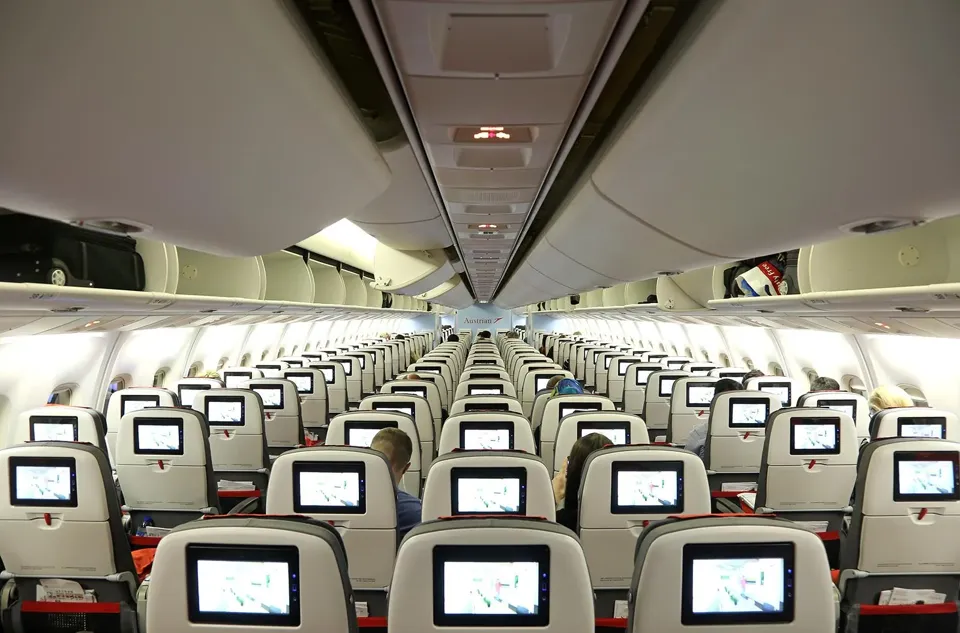 Эконом 767-300ER Austrian: семь кресел в ряду, 2-3-2