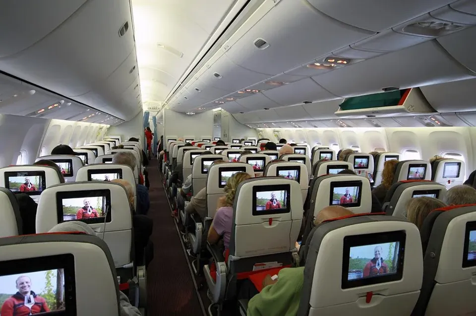 Эконом 767-300ER в полёте: два прохода, экраны в спинках