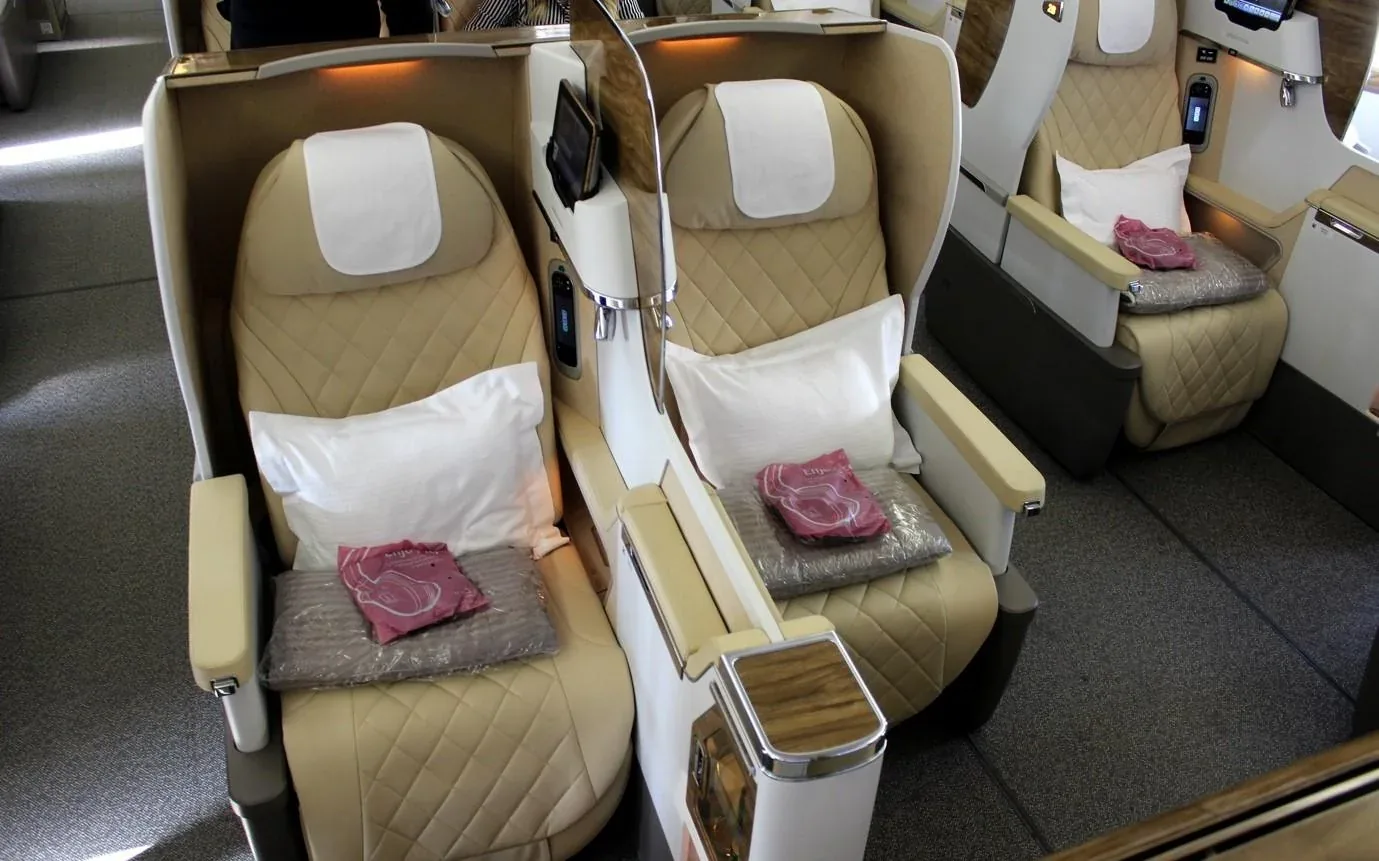 Бизнес-класс Boeing 777-200LR Emirates: пара кресел с подушками и пледами