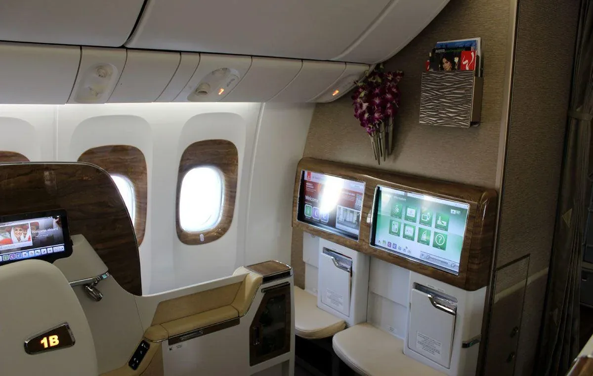 Место 4B бизнес-класса 777-200LR Emirates: экран и отделка под дерево