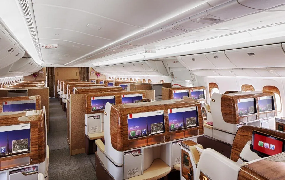 Салон бизнес-класса 777-200LR Emirates: ряды кресел с высокими перегородками