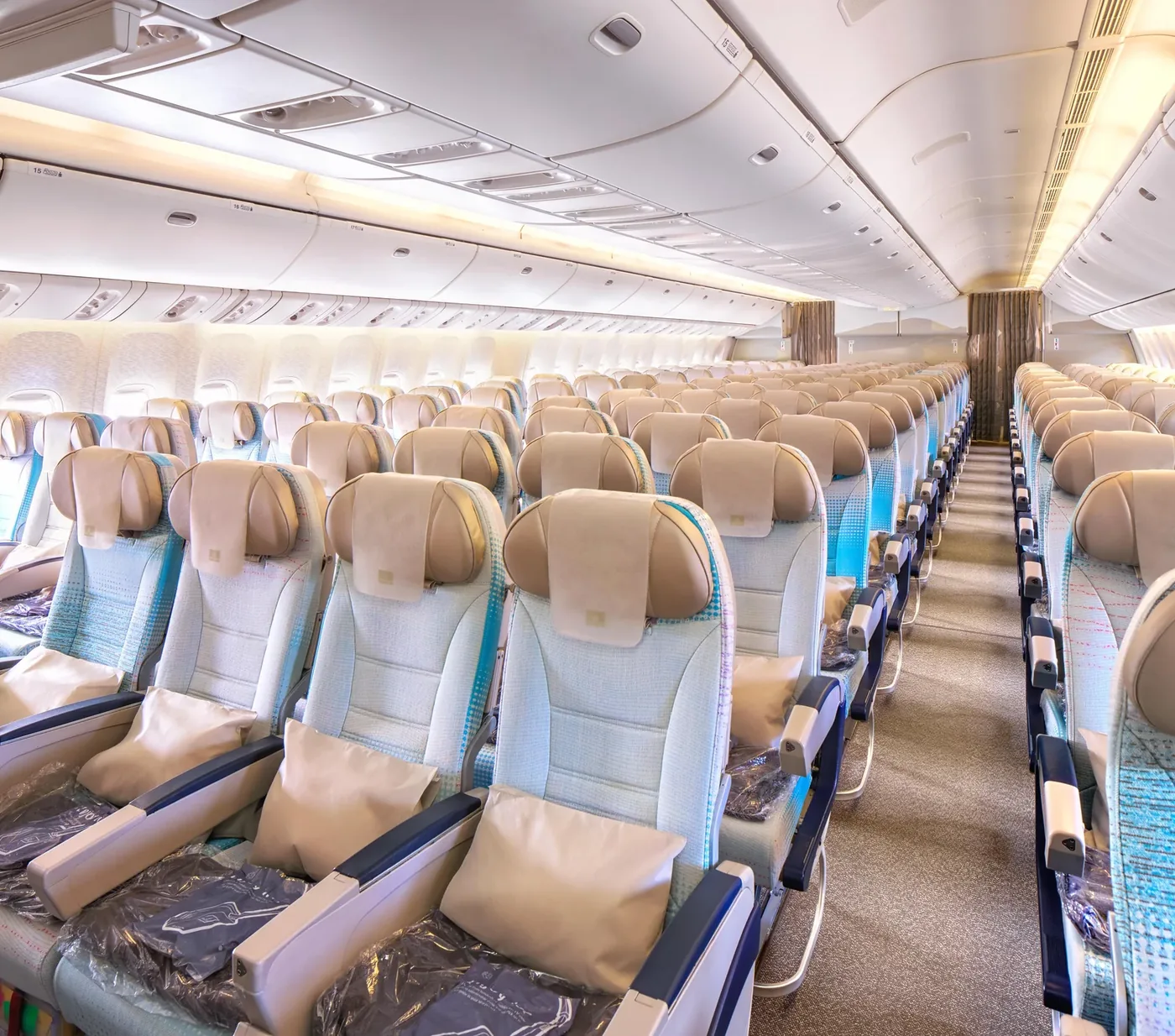 Эконом-класс Boeing 777-200LR Emirates: ряды 3-4-3 с бежевыми креслами
