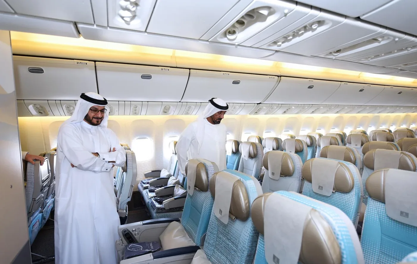 Салон эконом-класса 777-200LR Emirates, пассажиры у своих мест