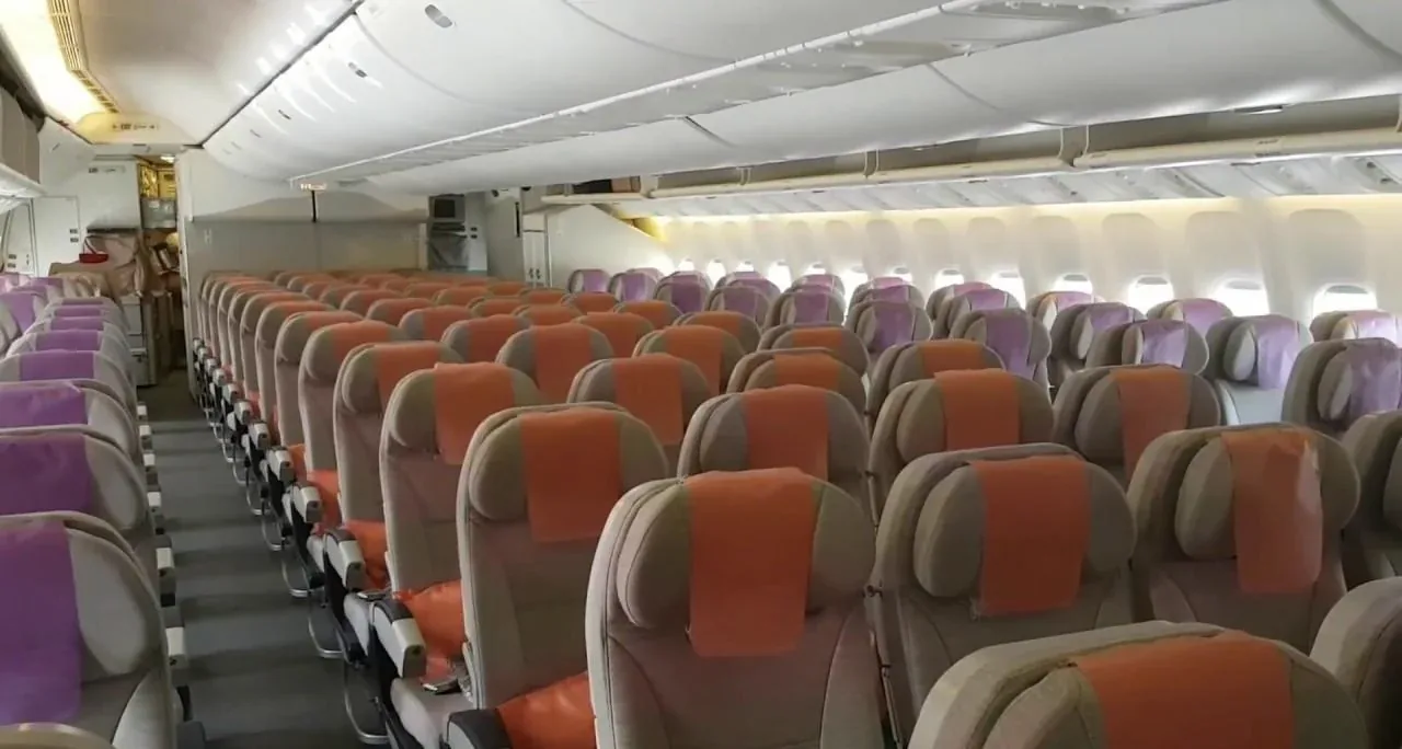 Ряды эконом-класса Boeing 777-200LR Emirates во всю длину салона