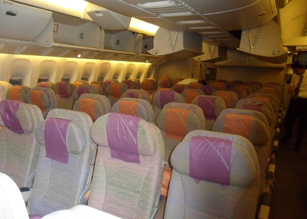 Кресла эконом-класса 777-200LR Emirates с подголовниками прежней расцветки