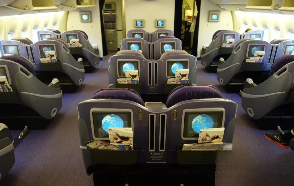 Бизнес-класс Boeing 777-200ER Thai Airways: кресла 2-2-2 с экранами