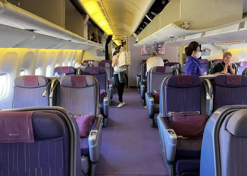 Салон Royal Silk Boeing 777-200ER Thai Airways, вид вдоль прохода