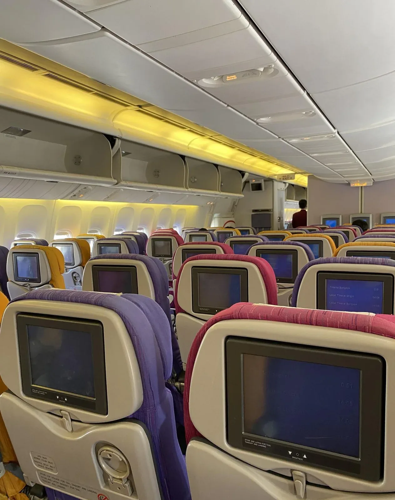 Эконом-класс Boeing 777-200ER Thai Airways: ряды по девять кресел