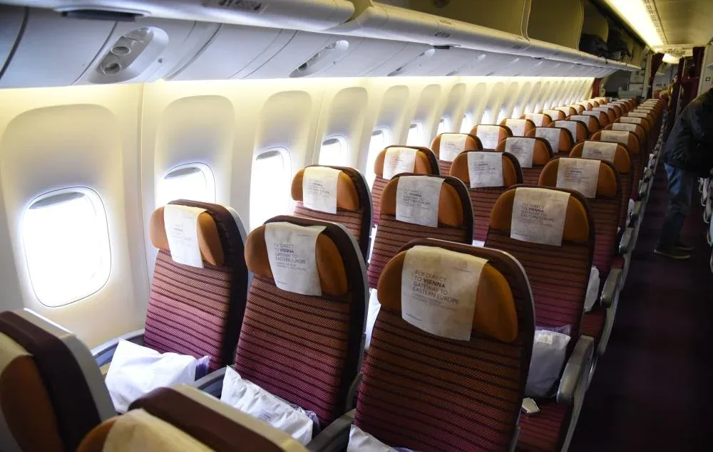 Салон эконома 777-200ER Thai Airways, вид от передней переборки