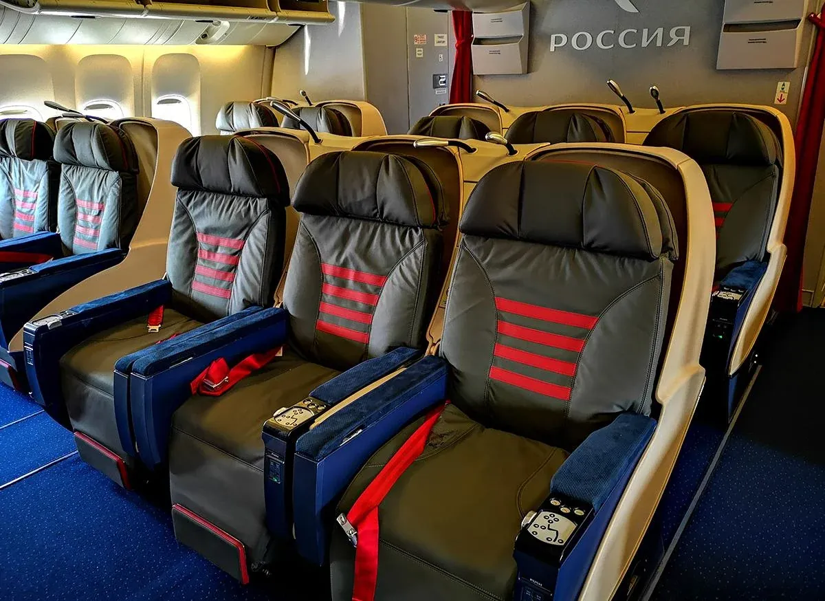 Бизнес-класс Boeing 777-300 «Россия»: серо-красные кожаные кресла с логотипом «Россия»
