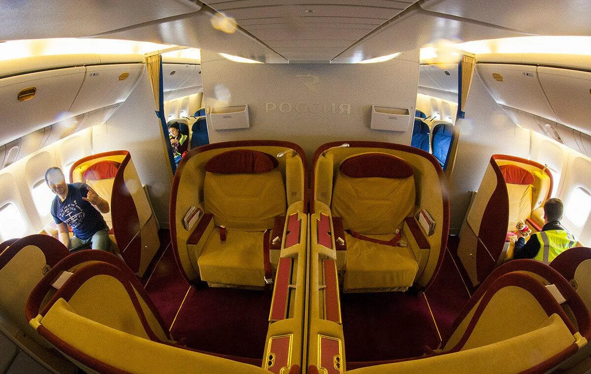 Бизнес-класс Boeing 777-300 «Россия»: золотисто-бордовые кресла с креплениями