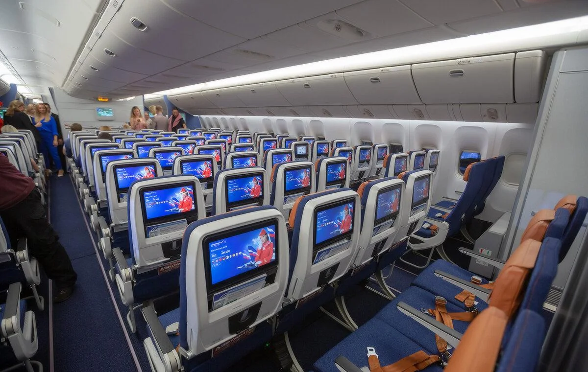 Ряды эконом-класса Boeing 777-300 «Россия» с индивидуальными экранами
