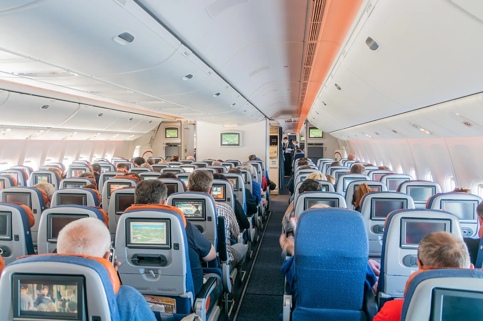 Салон эконом-класса Boeing 777-300 «Россия» с пассажирами в полёте