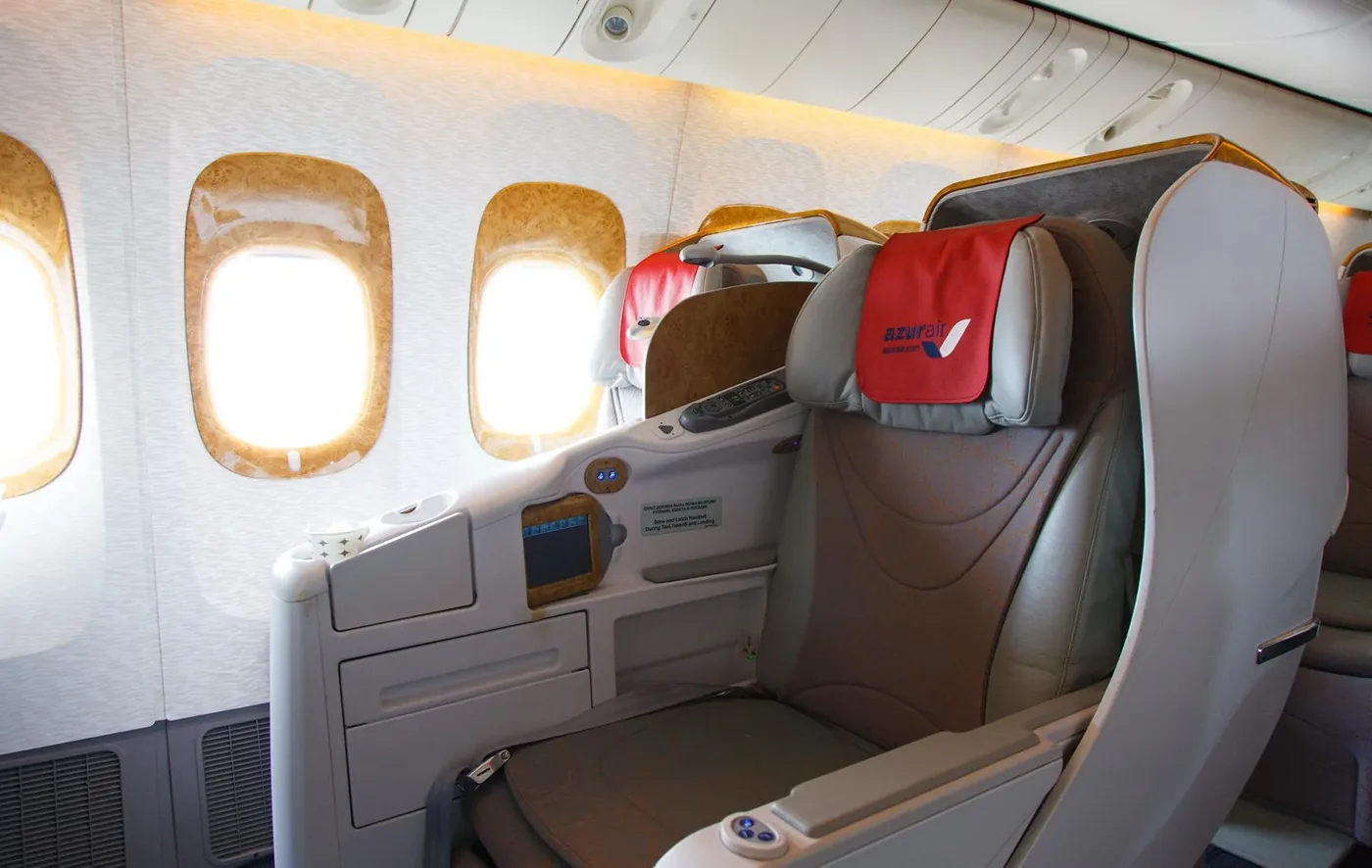 Бизнес-класс Boeing 777-300ER AZUR air: кресло с большим экраном и столиком