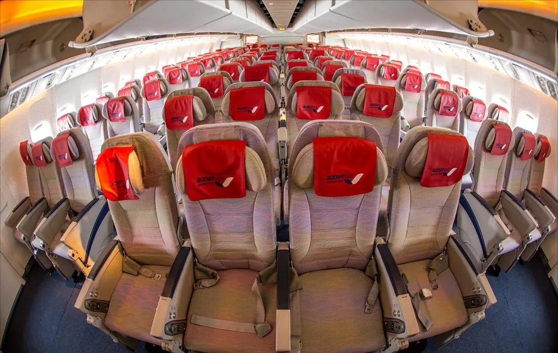 Проход между рядами эконом-класса 777-300ER AZUR air